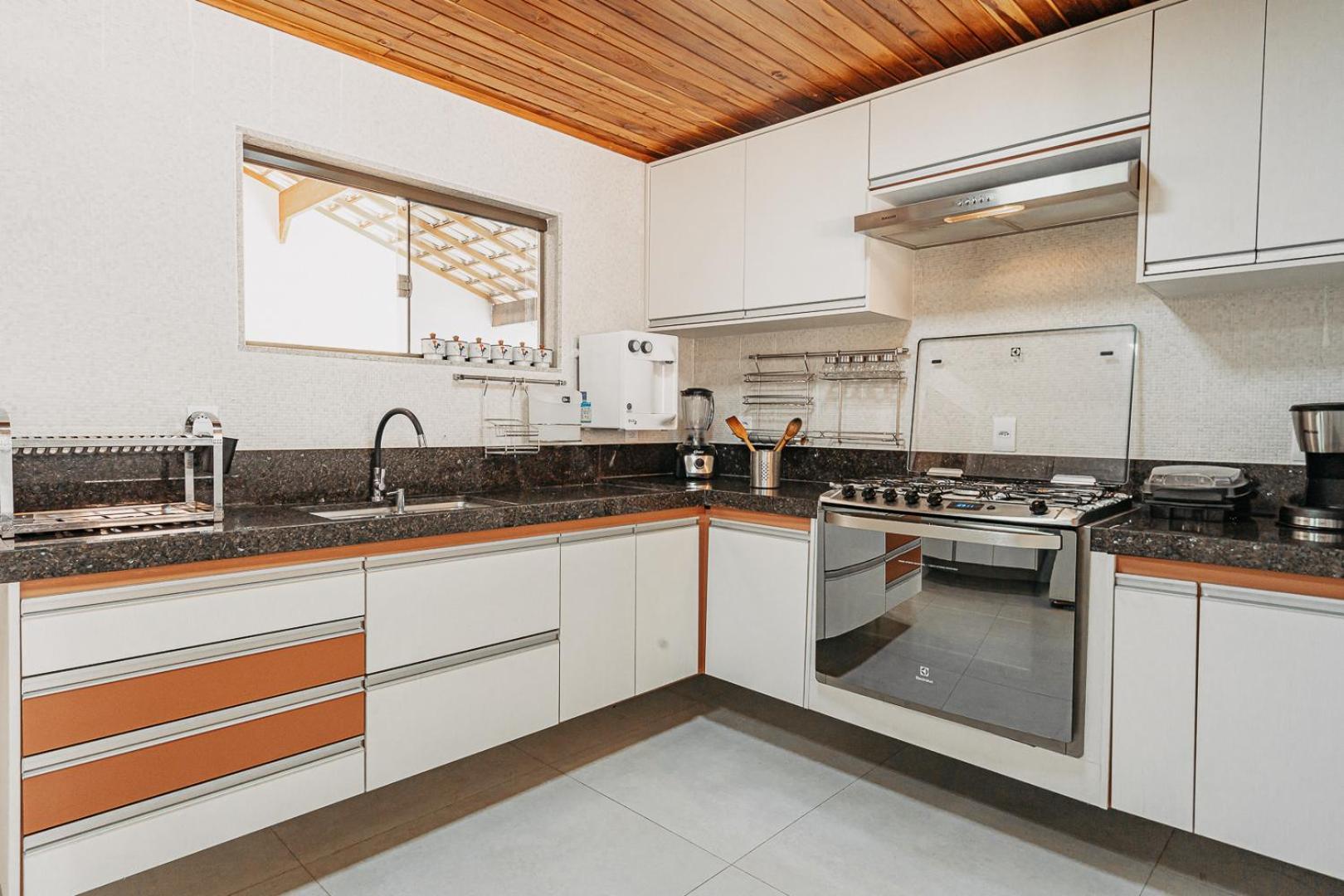 Casadecastelhanos, Quadra Do Mar De Castelhanos, 4 Suites Com Ar, Churrasqueira, Piscina, Hidromassagem, Cozinha Integrada Gourmet Ideal Para Familia E Amigos Аншиета Екстериор снимка