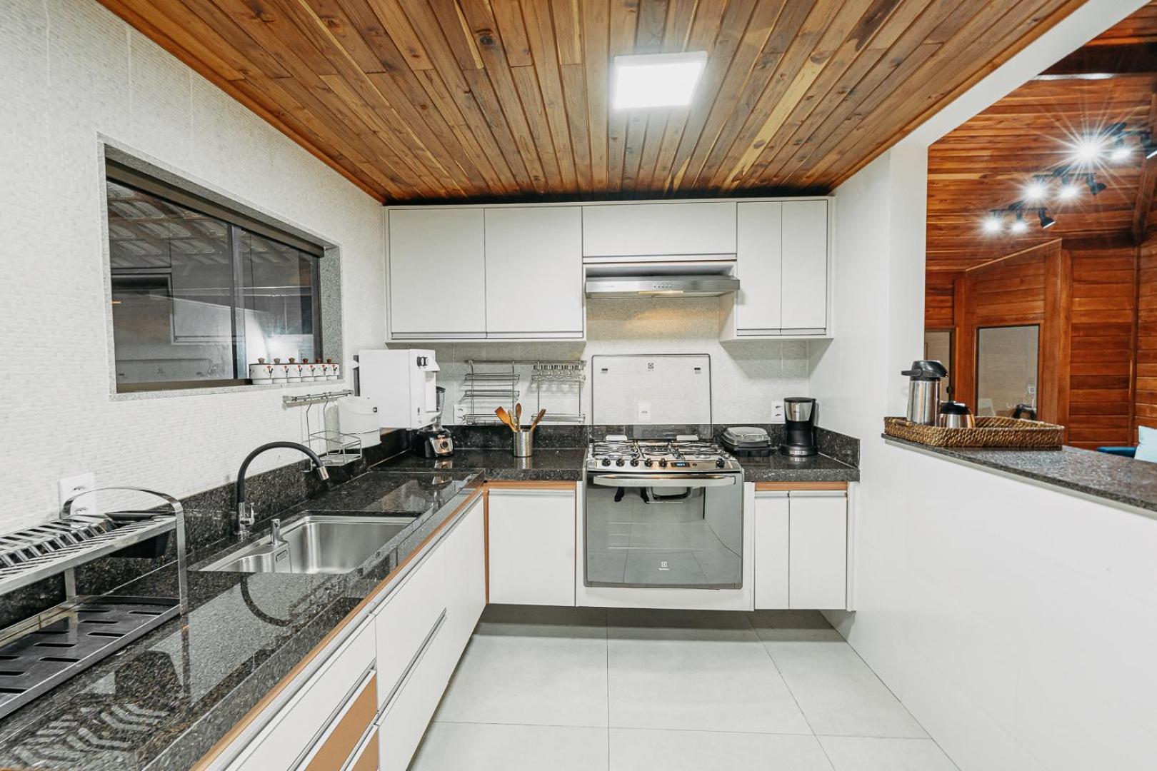 Casadecastelhanos, Quadra Do Mar De Castelhanos, 4 Suites Com Ar, Churrasqueira, Piscina, Hidromassagem, Cozinha Integrada Gourmet Ideal Para Familia E Amigos Аншиета Екстериор снимка