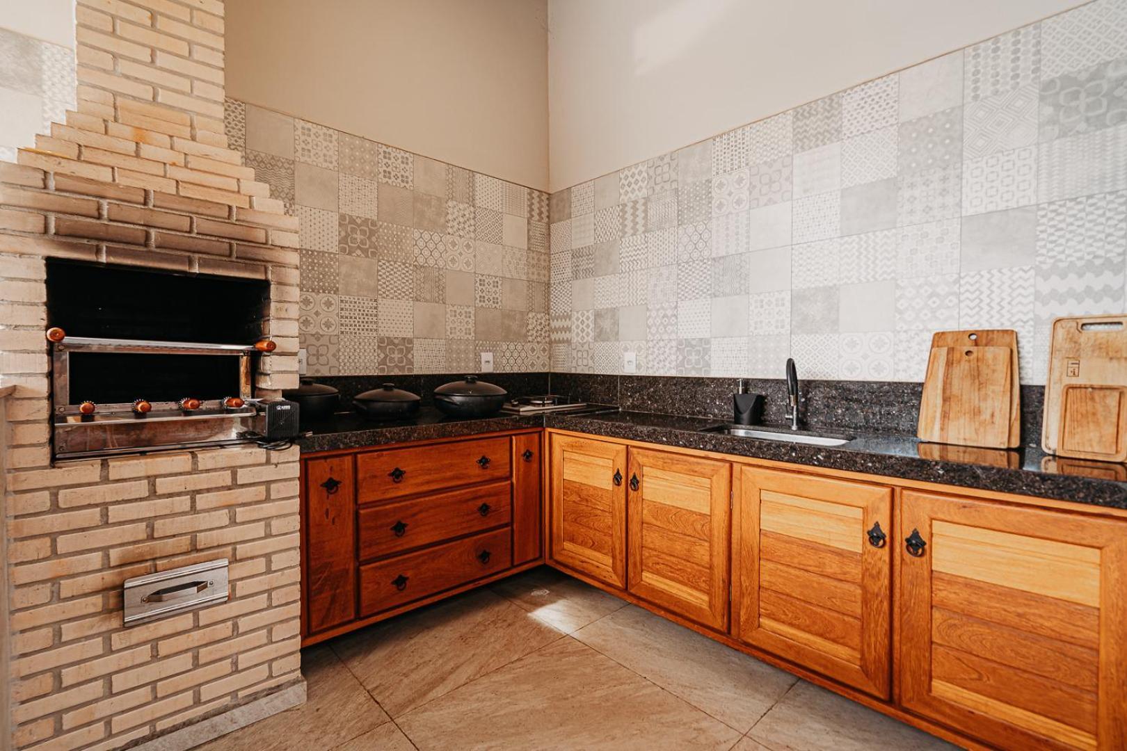 Casadecastelhanos, Quadra Do Mar De Castelhanos, 4 Suites Com Ar, Churrasqueira, Piscina, Hidromassagem, Cozinha Integrada Gourmet Ideal Para Familia E Amigos Аншиета Екстериор снимка